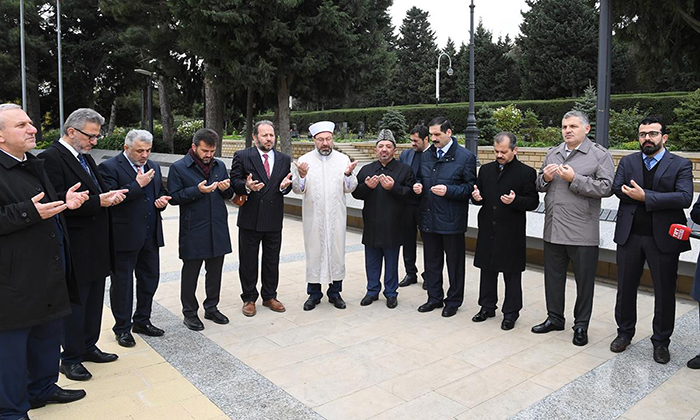 Diyanet İşleri Başkanı Erbaş, Bakü’de Şehitlikleri Ziyaret Etti