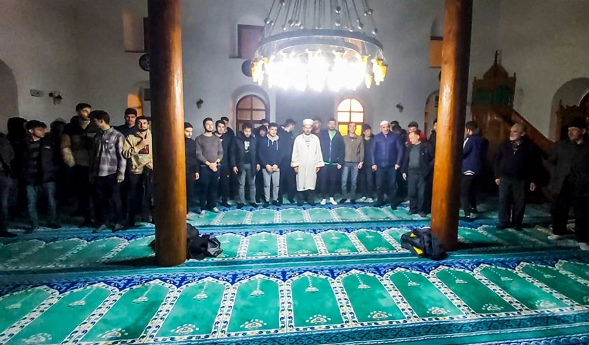 Üniversiteli gençler sabah namazı buluşmasında bir araya geldi