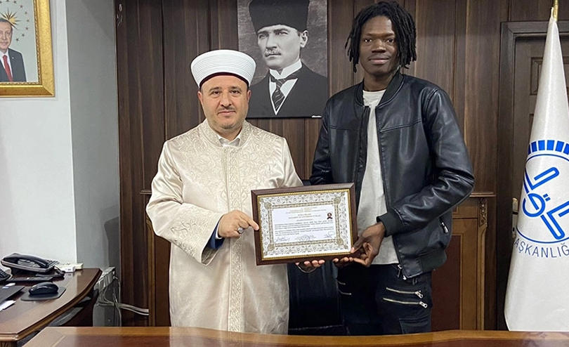 Arkadaşlarından etkilenen Çad Vatandaşı üniversite öğrencisi Müslüman oldu