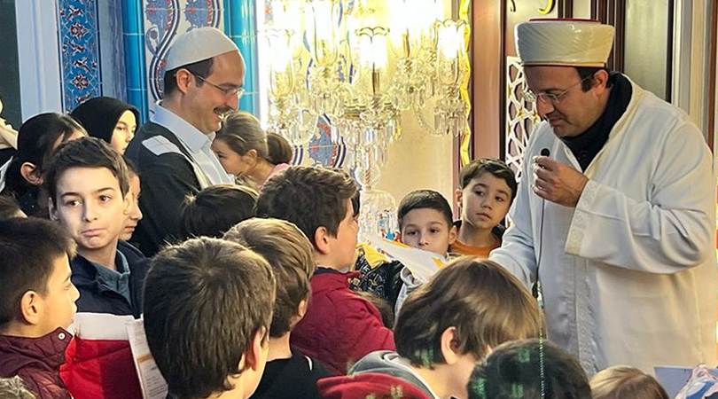 Karnesiyle Camiye Gelen Çocuklara İmamdan Hediye