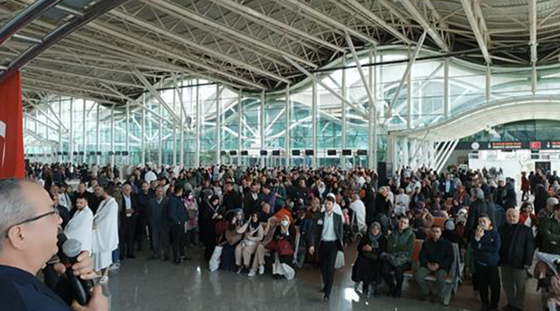 Umre Yolcuları Mukaddes Mekana Uğurlandı