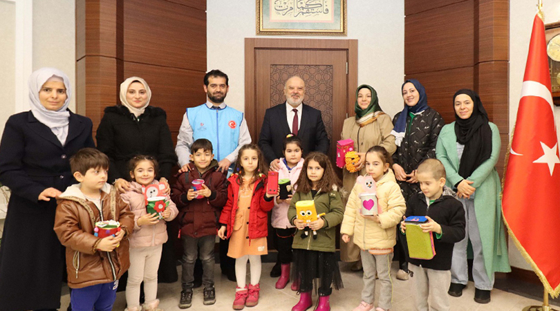 Yetim Kardeşleri İçin Harçlıklarını Biriktirdiler