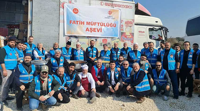 Müftülük Kurduğu Aşevi İle Depremzedelere İkramlarda Bulunuyor